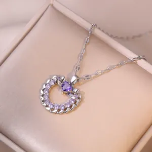 Élégant collier argenté avec pendentif coeur évidé et pierres de zircon violettes