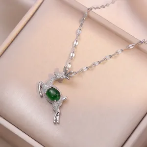 Collana a renna argentata con gemma ovale verde smeraldo e zirconi scintillanti