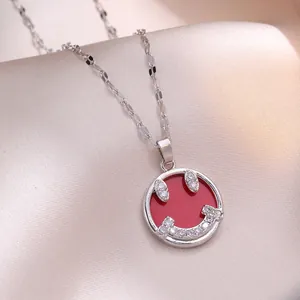 Collana d'argento minimalista con ciondolo a faccina rossa e zirconi scintillanti