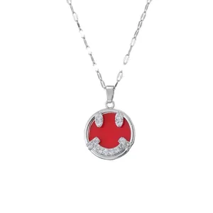 Collana in argento minimalista con pendente smiley in smalto rosso e pietre in zircone
