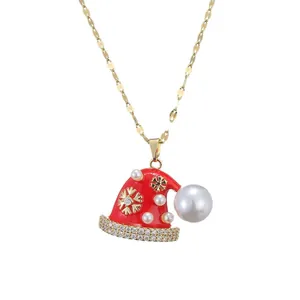 Weihnachtsmütze Halskette mit Zirkonia und weißen Perlen auf einer goldenen Kette