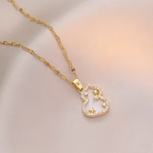 Elegante goldene Wu Lou Anhänger-Halskette mit funkelnden Zirkonia und Inlay