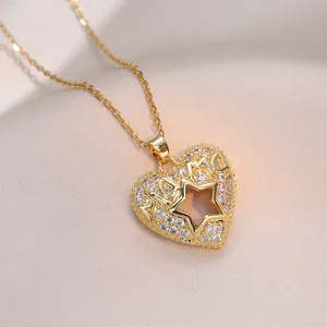 Collana con ciondolo a cuore dorato, lettere MAMA e zirconi per la Festa della Mamma