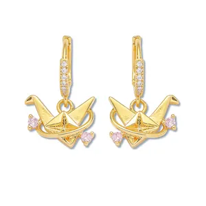 Pendientes de grulla origami dorados con piedras rosas y circonitas blancas