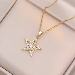 Collana con ciondolo a stella dorata con zirconi incastonati su portagioie in raso