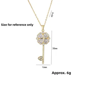 Détail des dimensions du pendentif clé trèfle 38mm et de la chaîne dorée 40+5cm