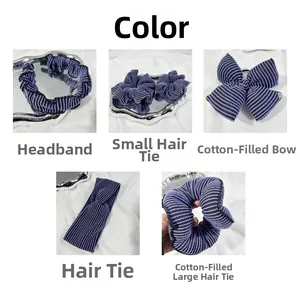 Détails d'accessoires cheveux tricotés à rayures violettes avec chouchous et bandeaux