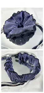Détails du chouchou en tricot rayé violet et de son ruban assorti en tissu doux
