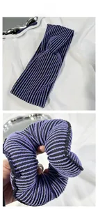Détail d'un chouchou tricoté à rayures violettes et noires montrant l'élasticité et le nœud