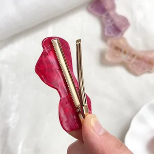 Pince à cheveux nœud en acétate marbré rouge foncé avec clip bec de canard doré