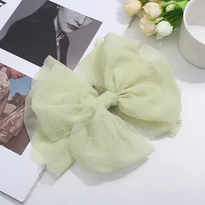 Barrette à cheveux avec nœud en tulle vert clair et design élégant en gaze multicouche