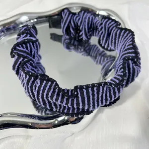 Chouchou bandeau tricoté à rayures violettes et noires avec un design plissé cloud