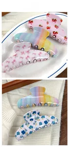 Details von Haarklammern mit Blumenmuster, Schleifen und Regenbogen-Motiven im Set