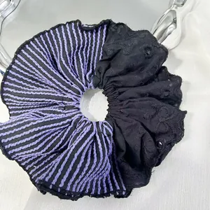 Chouchou en tricot rayé violet et noir avec dentelle brodée pour queue de cheval
