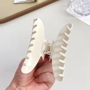 Elegante pinza per capelli a fiore in acetato crema tenuta a mano per acconciature da donna