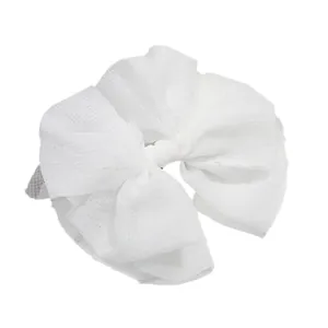 Barrette à cheveux élégante avec nœud en maille blanche et couches de tulle pour un look doux