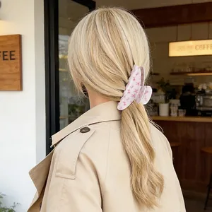Haarklammer mit Blumenmuster und Schleife für elegante Frisuren mit süßem Bärendesign