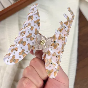 Schmetterling-Haarklammer mit Blumen und Bärenmuster auf weißem, mattem Kunststoff