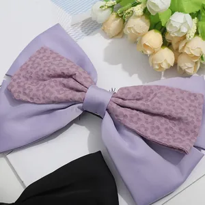 Seidige lila Blumen-Haarklammer mit Satinschleife und Doppelschicht-Design für Mädchen