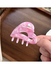Detail der Herz-Haarklammer aus rosa marmoriertem Acetat mit Metallfeder