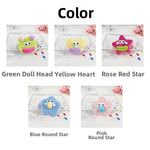 Détail de cinq chouchous en peluche style monstre aux couleurs vives et formes de dessin animé