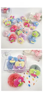 Détail des chouchous en peluche avec motifs mignons de visages d'étoiles et de cœurs