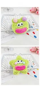Gros plan d'élastiques à cheveux monstres verts en peluche avec des yeux cartoon
