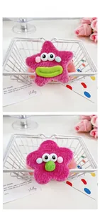 Gros plan sur un chouchou étoile fuchsia avec grands yeux et texture en fausse fourrure