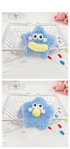 Gros plan de chouchous en peluche bleue en forme d'étoile avec de grands yeux
