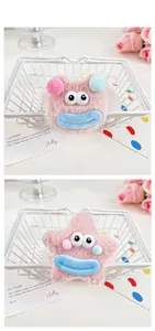 Détail de chouchous en peluche rose avec de grands yeux mignons en forme de dessin animé
