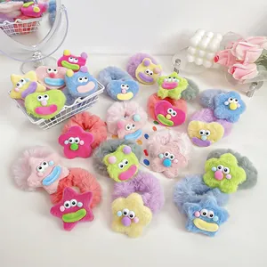 Chouchous en peluche mignons aux couleurs pastel avec étoiles et cœurs de dessin animé