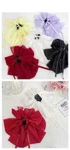 Détail de pinces à cheveux élégantes en organza à trois couches en diverses couleurs