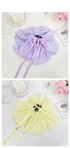 Détail à plat de pinces à cheveux à triple ruban en teintes violette et jaune pastel