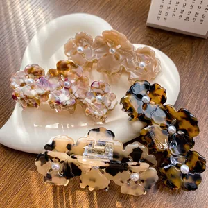 Quatre pinces à cheveux trèfle en acétate avec perles et motifs écaille de tortue