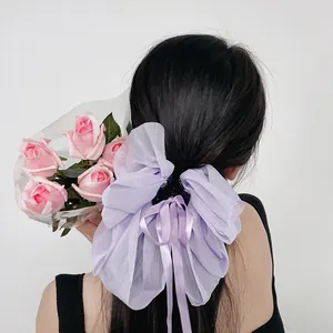 Pince à cheveux élégante en organza violet avec n?ud multicouche sur de longs cheveux noirs