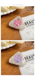 Dettaglio di fermagli per capelli rosa e viola con strass a fiocco di neve e finitura perlata