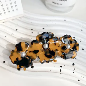 Pince à cheveux trèfle en acétate écaille de tortue avec perles blanches élégantes