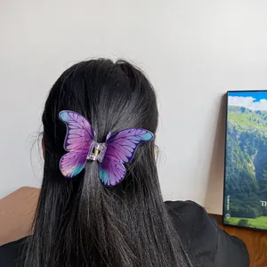 Eleganter Haarklammer Schmetterling mit violettem Farbverlauf und Flügelmuster im Haar
