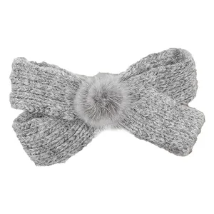Grijze gebreide strik haarklem met pluche pompon voor herfst- en winterkapsels