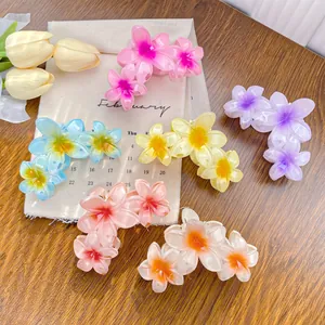 Pinces à cheveux en forme de fleur de frangipanier colorée avec finition givrée élégante