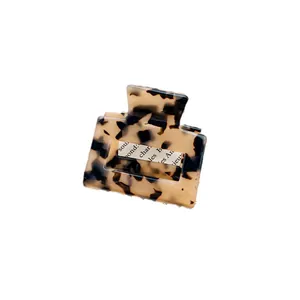 Pince à cheveux carrée motif écaille de tortue avec découpe sur fond blanc immaculé
