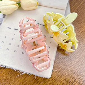 Pinces à cheveux fleurs rose perle et jaune vif pour chignons élégants