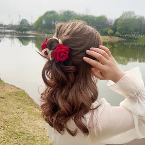 Pinza per capelli con rose rosse su acrilico beige per un'acconciatura elegante e romantica