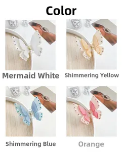 Détail de pinces à cheveux papillon en quatre couleurs avec fini nacré et strass brillants