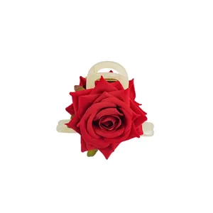 Pinza per capelli a fiori con grande rosa di velluto rosso per acconciature eleganti