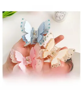 Gros plan de pinces à cheveux papillon double couche avec strass colorés en trois couleurs