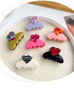 Detailansicht von sechs herzförmigen Haarklammern aus Acetat in eleganten Pastellfarben