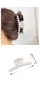 Vista dettagliata della grande clip per capelli a conchiglia perlata con dimensioni