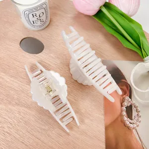 Set di eleganti mollette per capelli in acetato bianco iridescente effetto perla