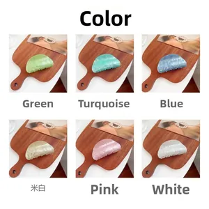 Detalle de seis pinzas para el cabello de acrílico jaspeado en varios colores elegantes